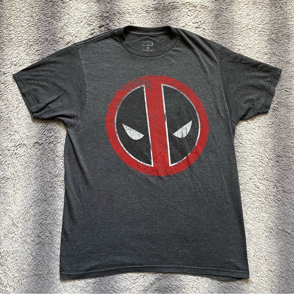 Marvel’s Deadpool Charcoal and Crimson Red Graphic Logo Tee Shirt Men’s Medium